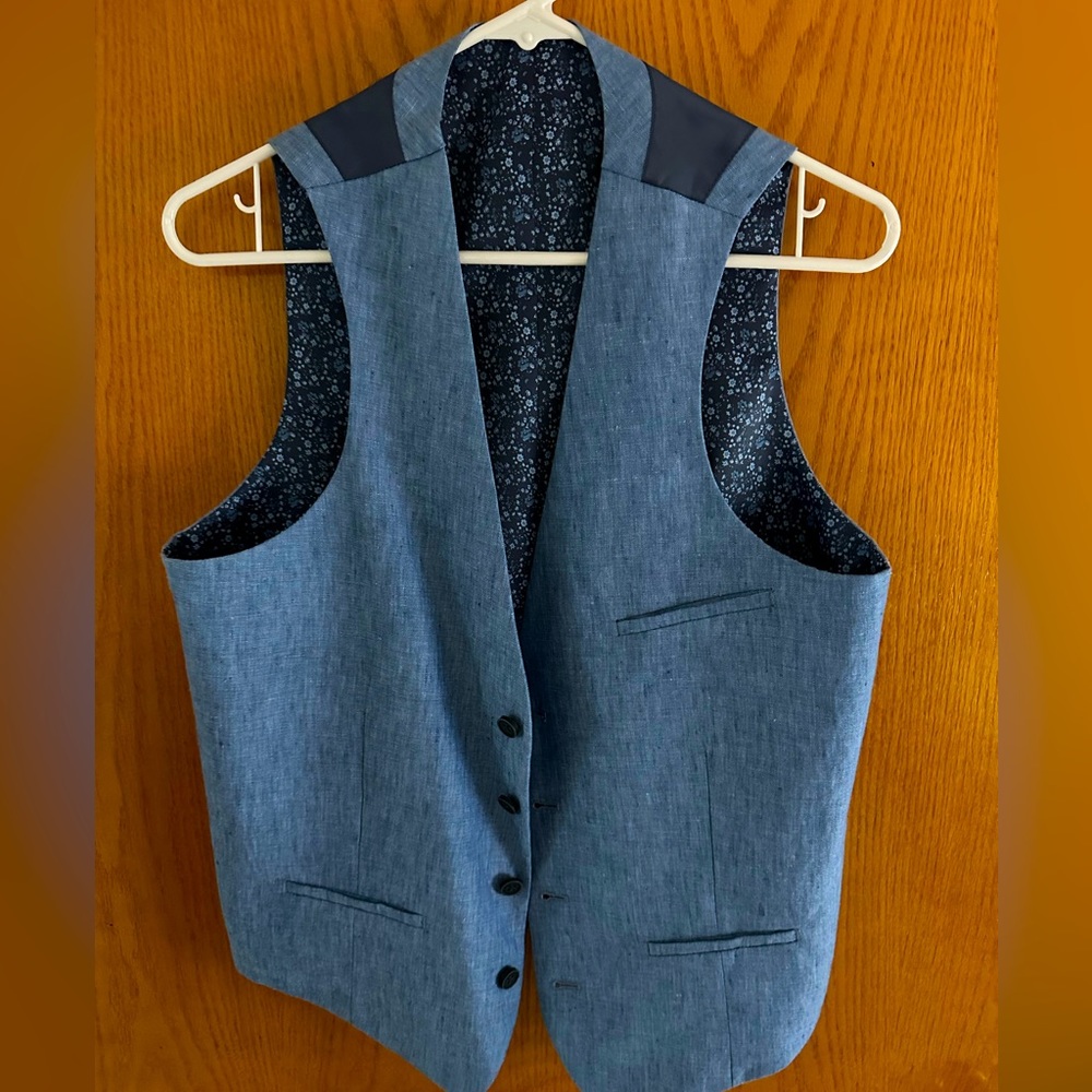 Bar III Men's light blue dress vest. Sz S.